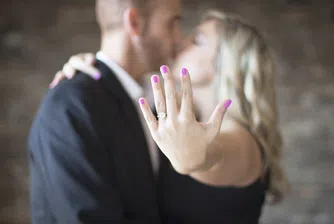 Защо жени показват евтините си годежни пръстени в интернет?