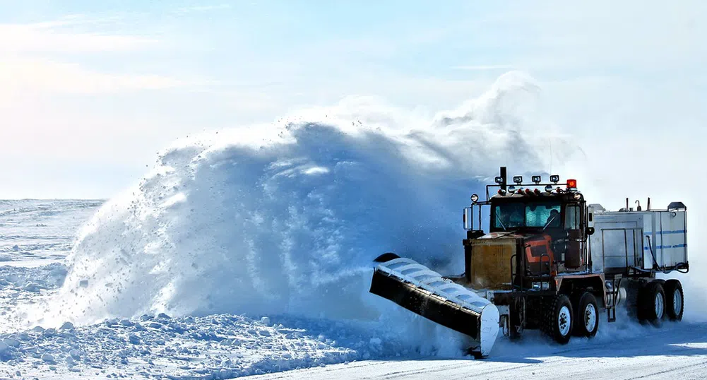 Затруднено движение на Цариградско заради почистване на снега