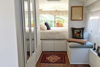 Жена превърна стар автобус в невероятен дом на колела