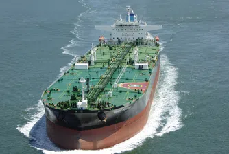 Корабен магнат надушва край на срива при петрола