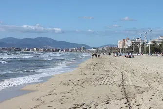 Испания се готви да забрани пушенето на плажа