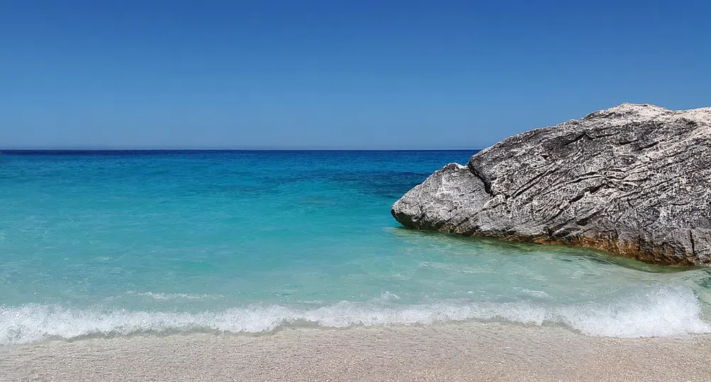 Защо Сардиния глобява туристите, отмъкващи пясък като сувенир