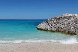 Защо Сардиния глобява туристите, отмъкващи пясък като сувенир