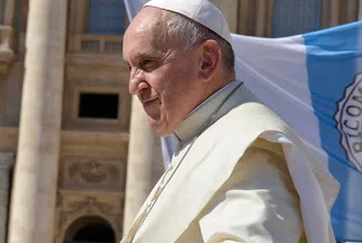 Папа Франциск пристигна в София