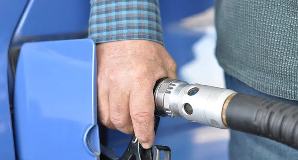 Бензинът в Гърция вече е по-евтин от дизела