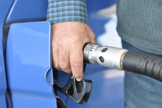 Бензинът в Гърция вече е по-евтин от дизела