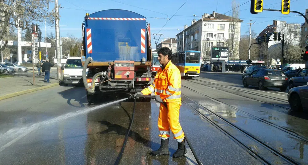 Продължава миенето на основни улици в София
