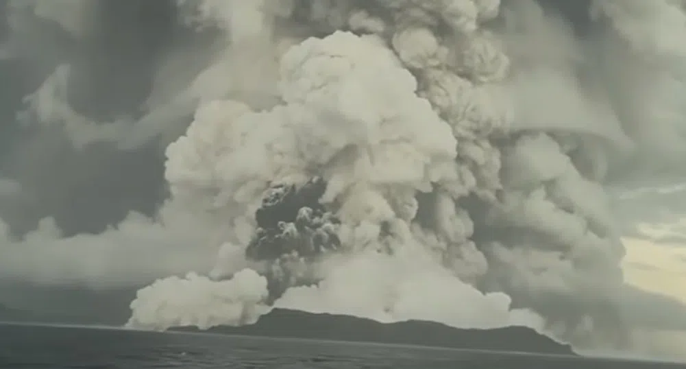 Мощното изригване на вулкана в Тонга достигнало до ръба на Космоса