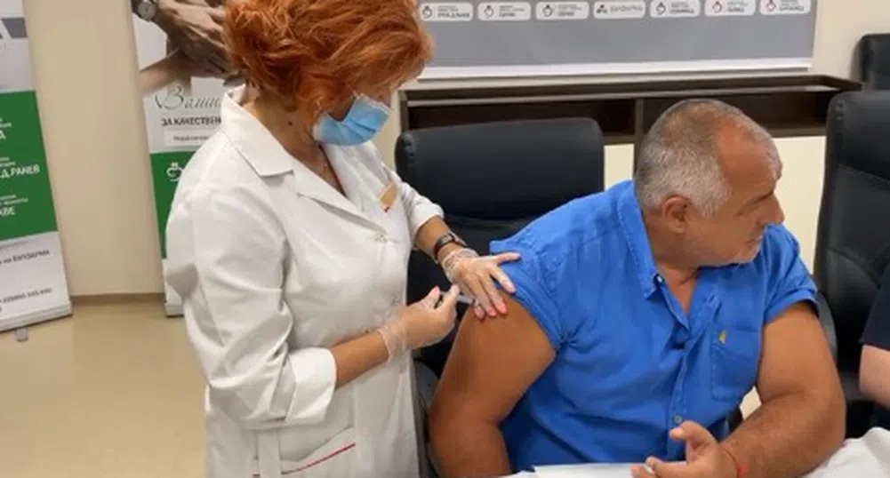 Бойко Борисов се ваксинира срещу COVID-19