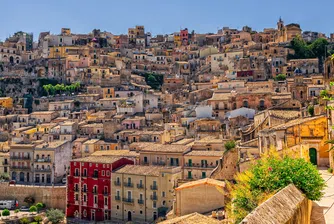 Градче в Сицилия продава къщи по 1 евро (снимки)