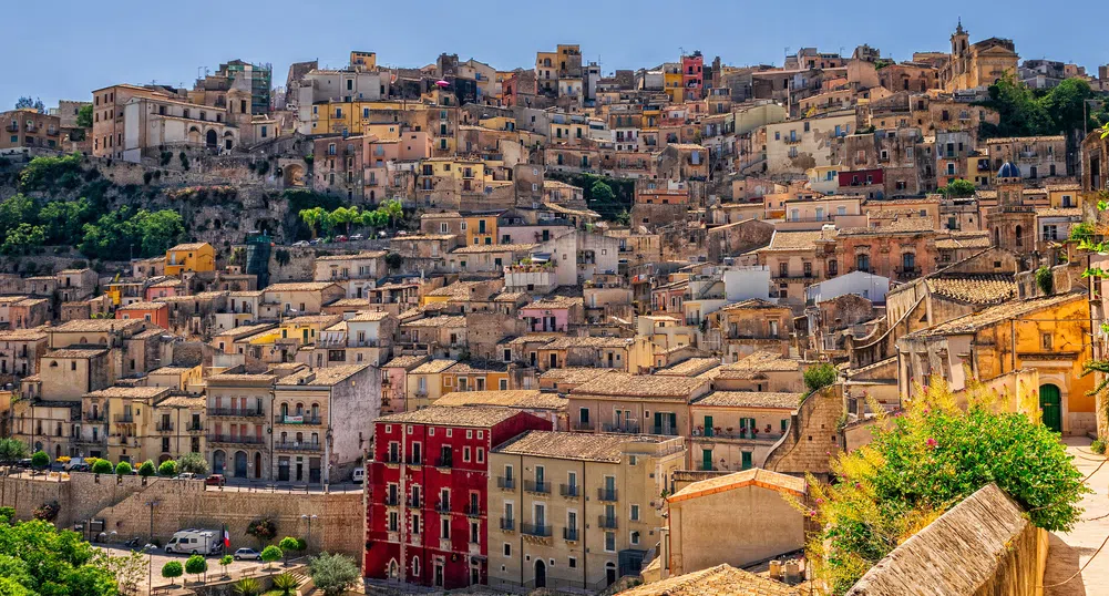 Градче в Сицилия продава къщи по 1 евро (снимки)