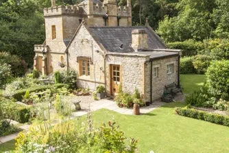 Най-малкият замък във Великобритания се продава