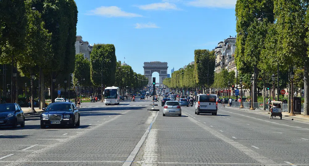 Само електромобили по улиците на Париж до 2030 г.