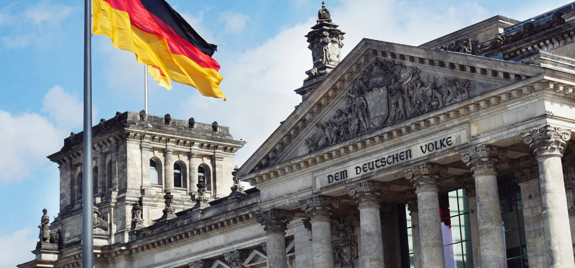 Новата долна камара на германския парламент започва работа във вторник