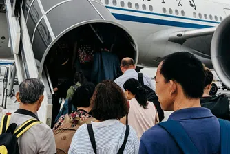 Пияните в самолета са проблем. Кой обаче трябва да го реши