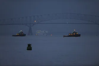 Мостът в Балтимор се срути, след като беше ударен от кораб. Има превозни средства и хора в реката