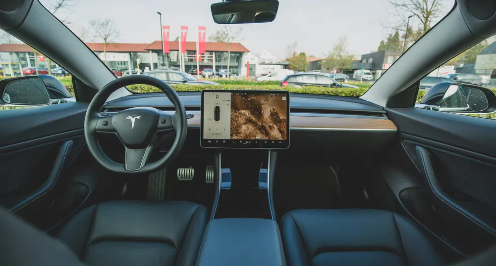 Американски регулатор подновява разследването си срещу Tesla заради Autopilot