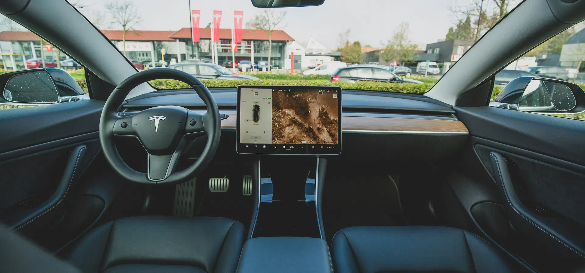 Американски регулатор подновява разследването си срещу Tesla заради Autopilot
