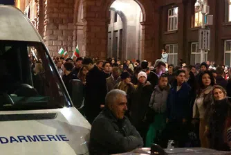 Ескалиращо напрежение пред парламента и спорове в комисията около Бюджет 2026