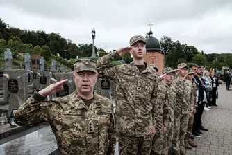 Украйна ще позволи на младите мъже да напускат страната