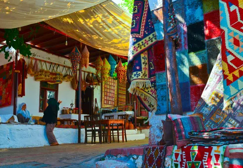 Перфектното „Instagram село“ и поетът, който го спаси от бетона – без да е архитект