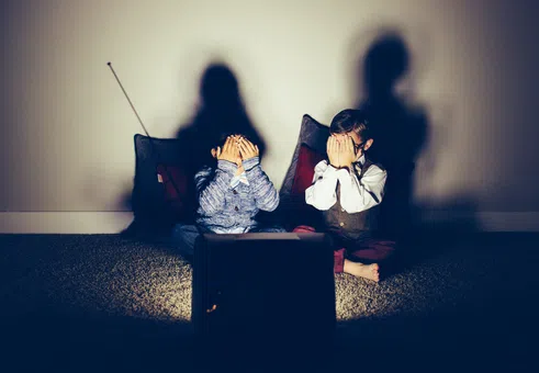 Парадоксът на ужаса: Как страшните филми могат да успокоят тревожността