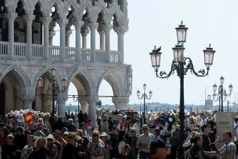 Венеция не само потъва, но и се свива под тежестта на свръхтуризма