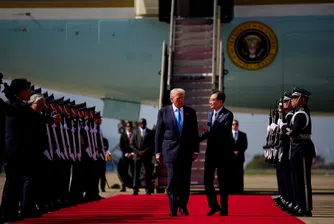 Американският президент е в Южна Корея за разговори по търговията и сигурността преди срещата си със Си Дзинпин