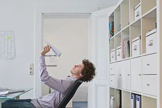 AI захапа работата на десетки хиляди „бели якички“. Какви са човешките истории зад това?