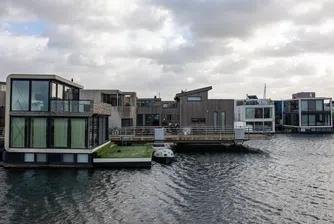 Да строиш върху вода: Технологията зад плаващите къщи