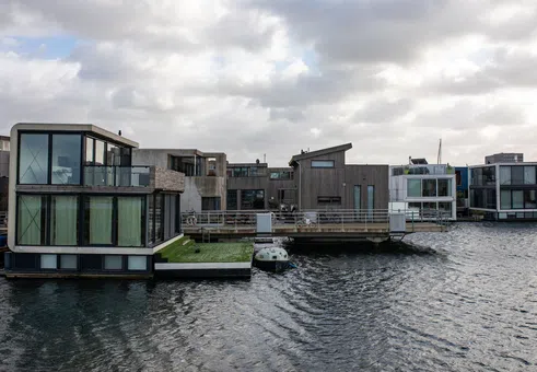 Да строиш върху вода: Технологията зад плаващите къщи