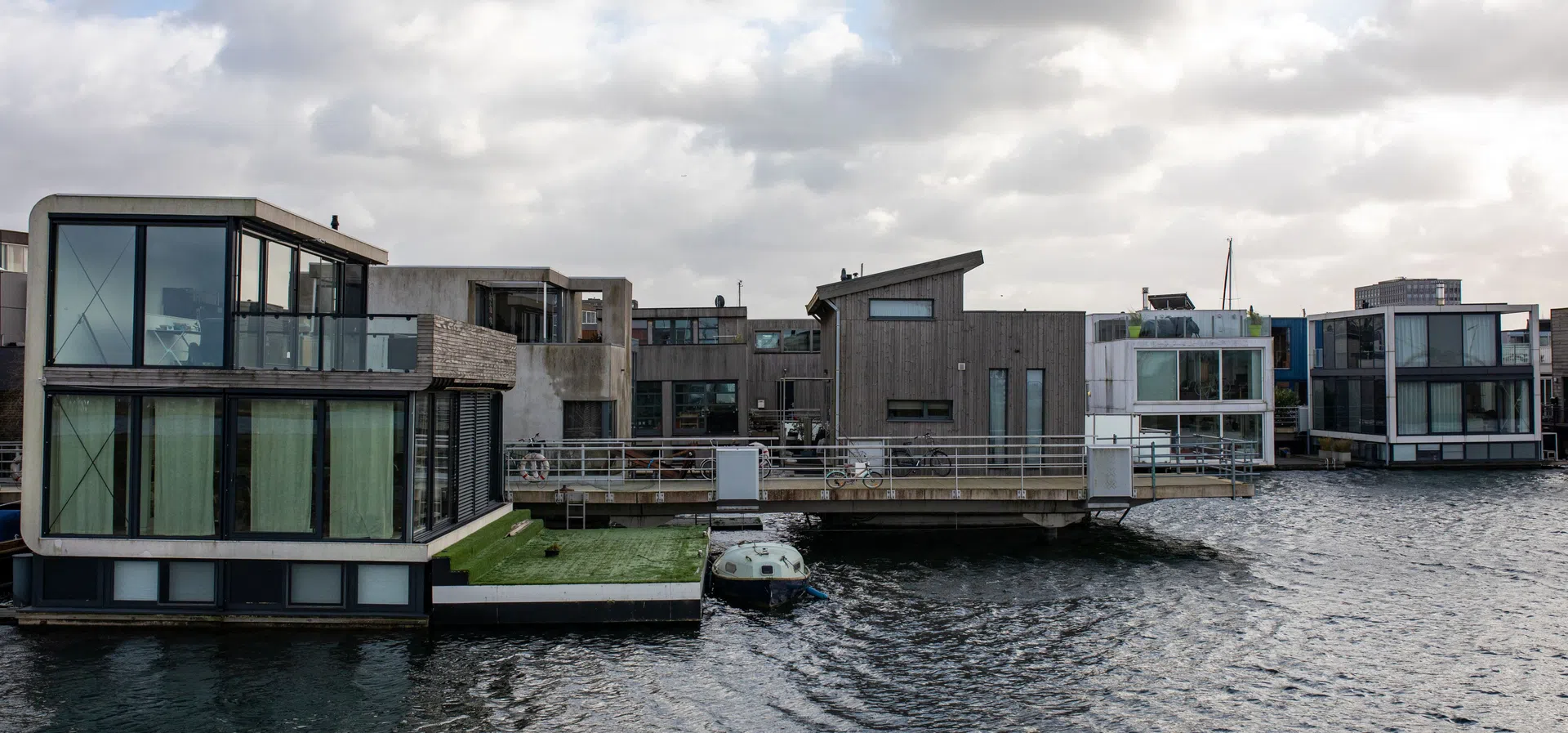 Да строиш върху вода: Технологията зад плаващите къщи