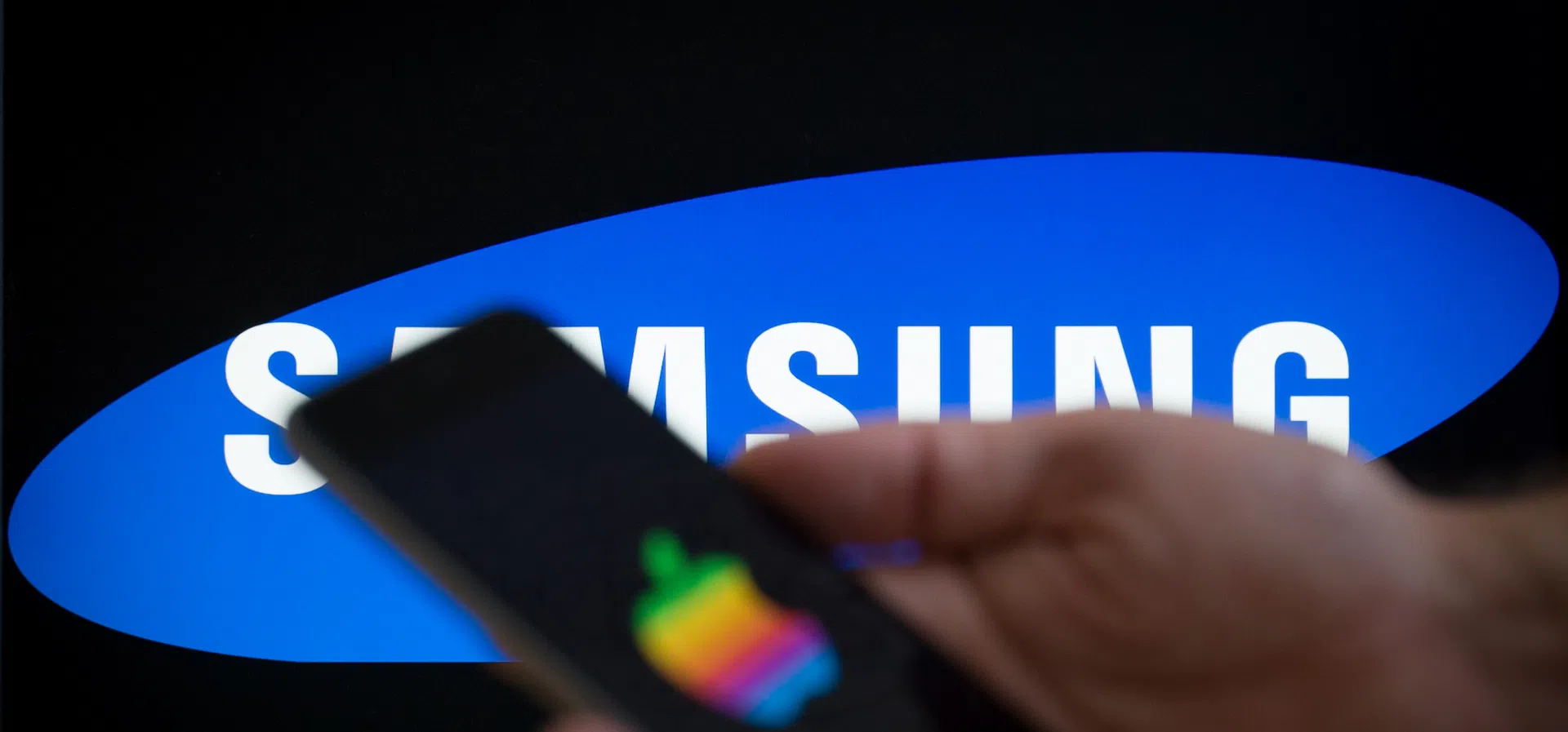 Apple и Samsung: Как различните стратегии влияят на печалбите