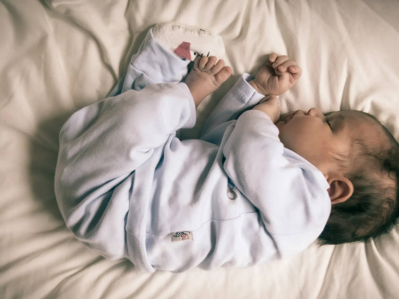 Светлината и сънят: Как трябва да спи бебето