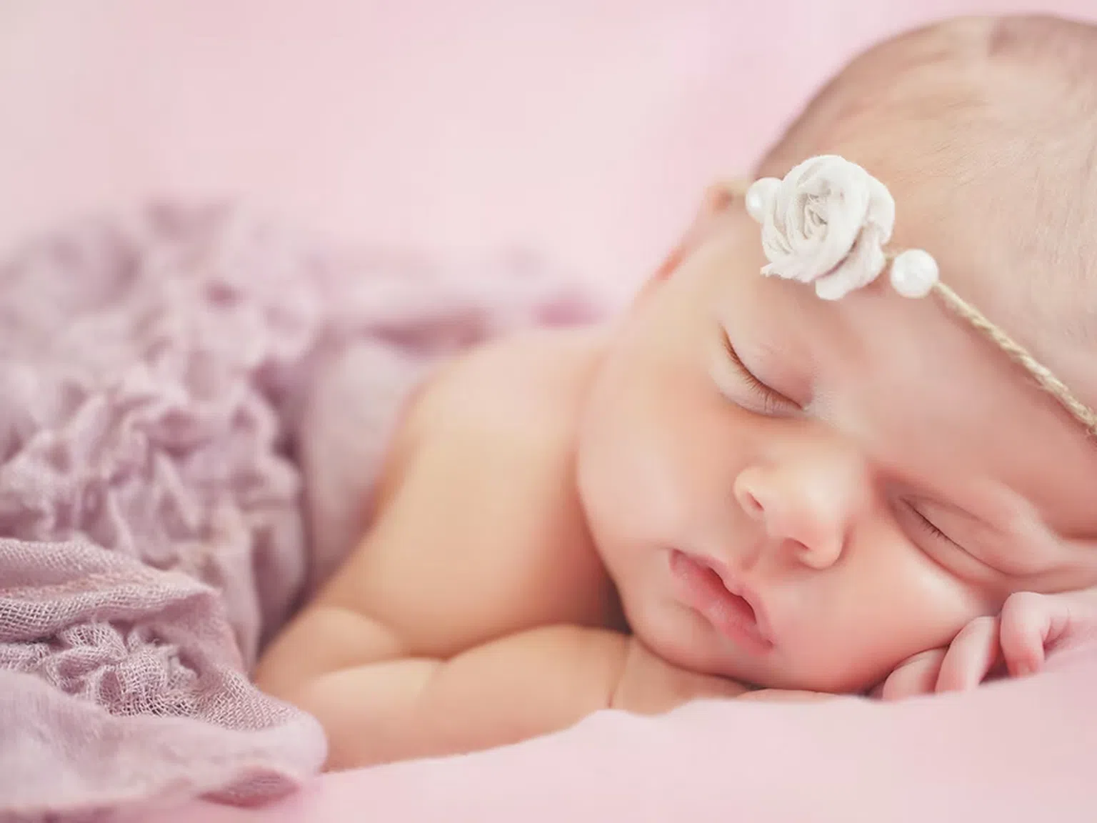 Бебе с рядко генетично заболяване бе подкрепено от стотици хиляди в социалните мрежи (видео)