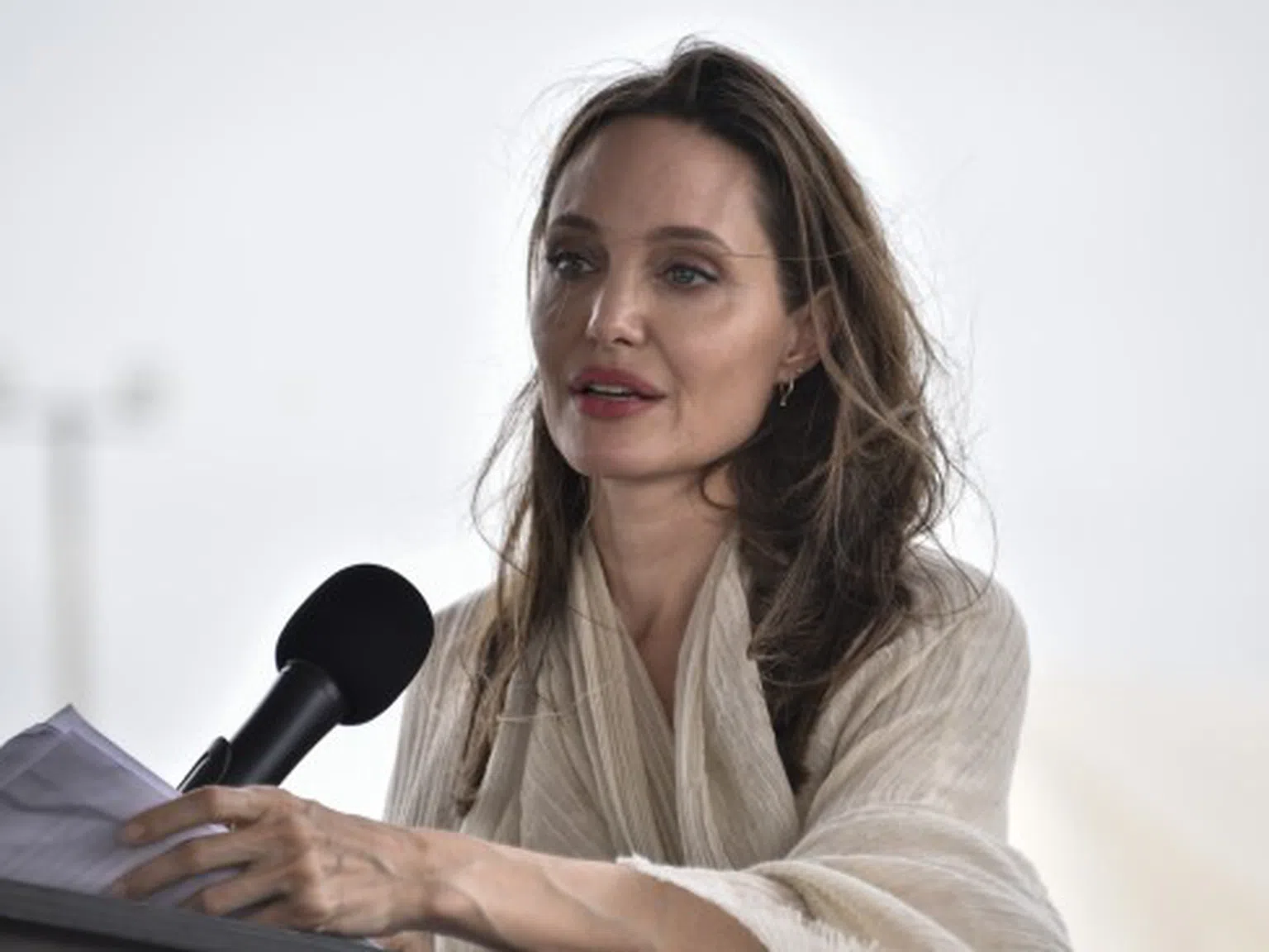 Красива, но бледа като призрак: Анджелина Джоли изплаши всички (снимки)