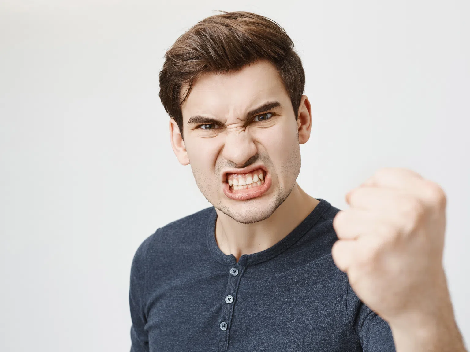 Как да разпознаете агресивния маниак: Външни признаци на нездравата личност