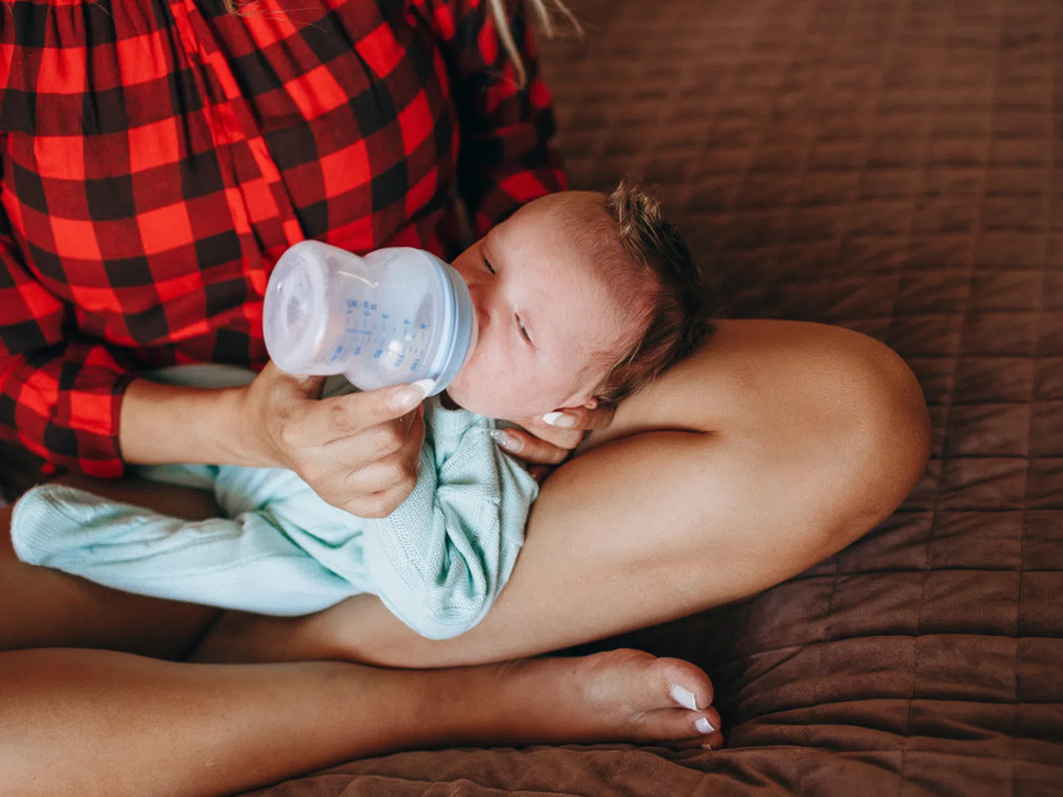 Какво трябва да знаете за адаптираните млека за бебето: 5 важни фактора