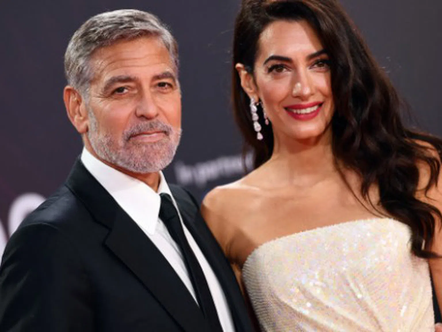 Неустоимата Амал Клуни показа уникална рокля: Блясък и сексапил от висока класа