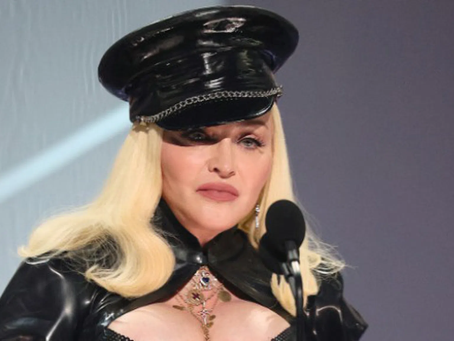 Попадение или моден гаф: Вижте новата прическа на Мадона