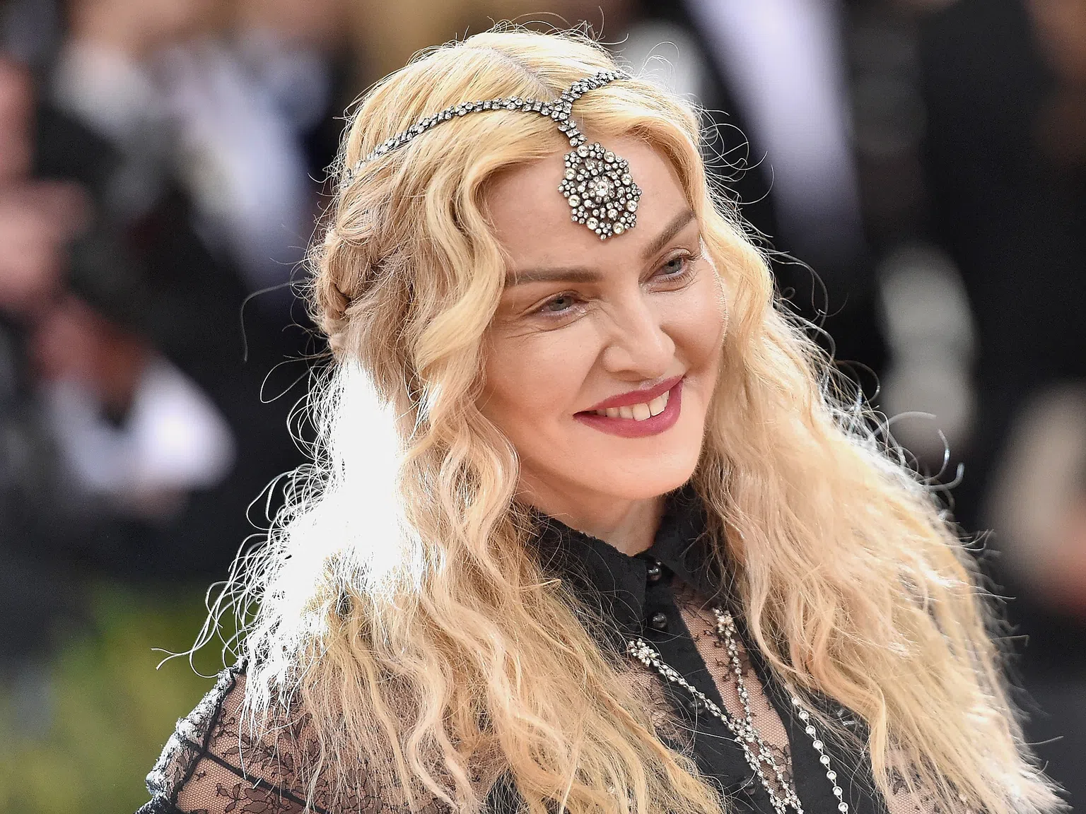 Мадона отново във вихъра си: 64-годишната поп икона по дантелено бельо за първи път след боледуването си (Снимки)