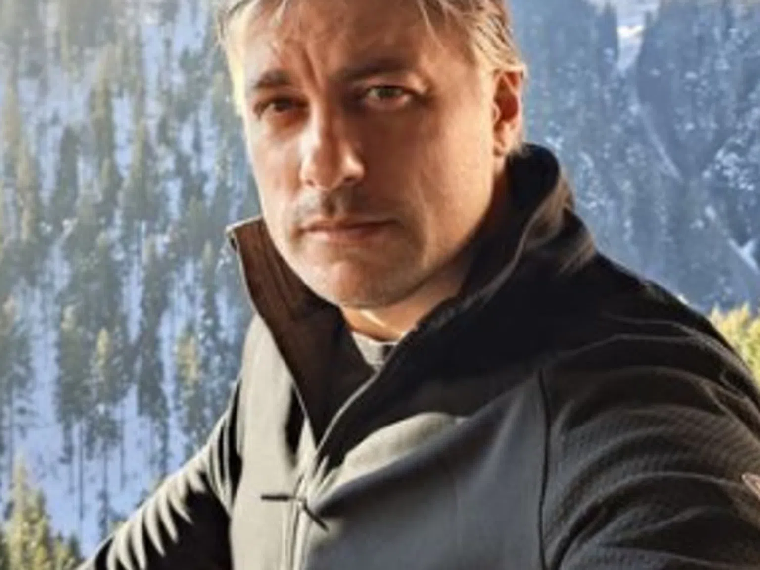 Отмъщението на водещия: Владо Карамазов замени Доминикана със Сървайвър в гората (снимки)