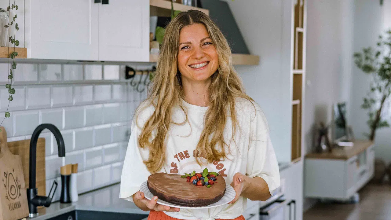 Слънчевата Анна Стойкова пред Woman.bg: За любовта си към сладкото ...