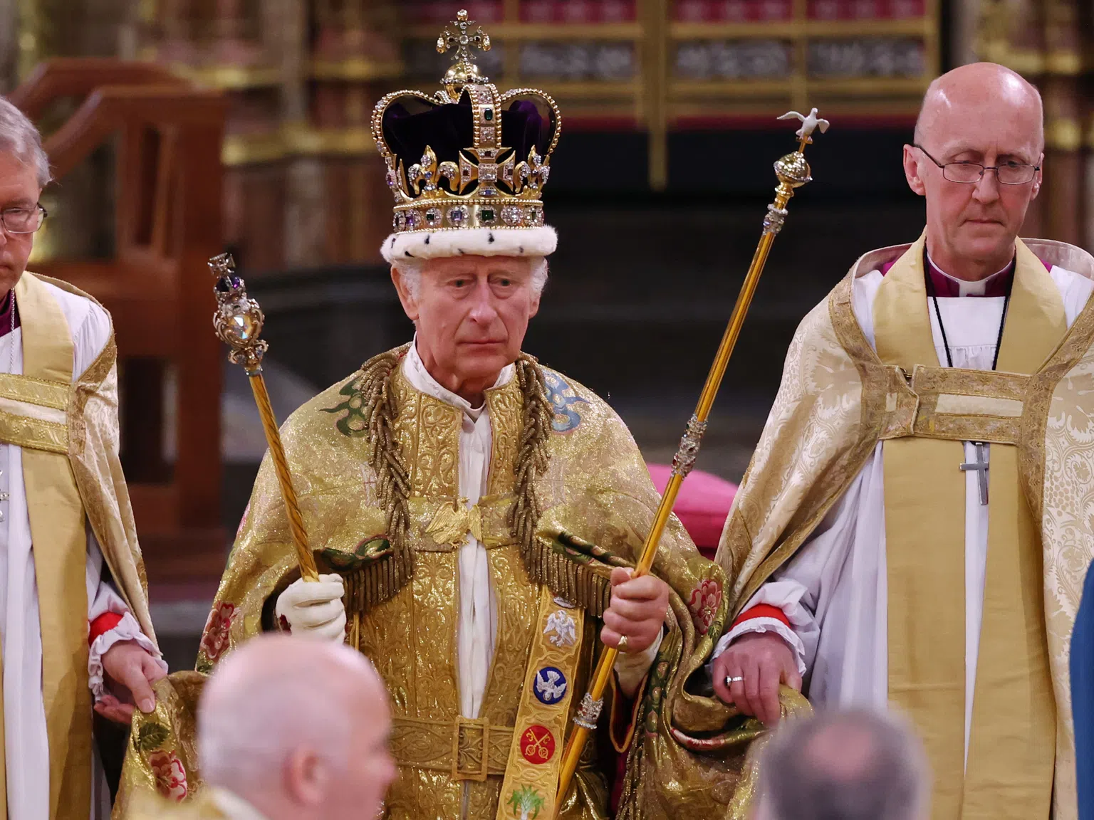 Една година от управлението на Чарлз III и вече всички се питат: Ще абдикира ли кралят?