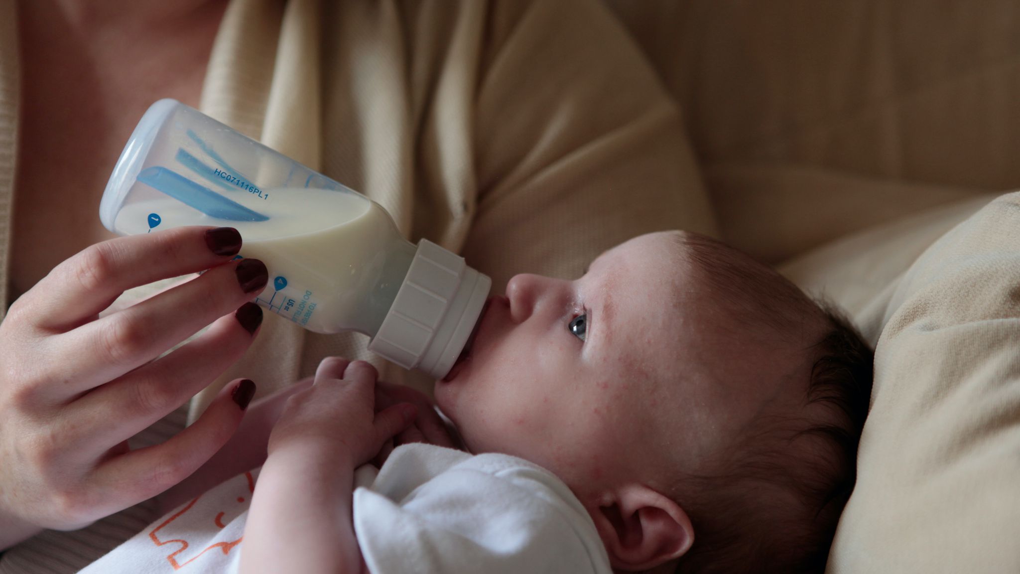 Бебето ви не иска да се откаже от адаптираното мляко? Вижте как лесно можете да го отучите