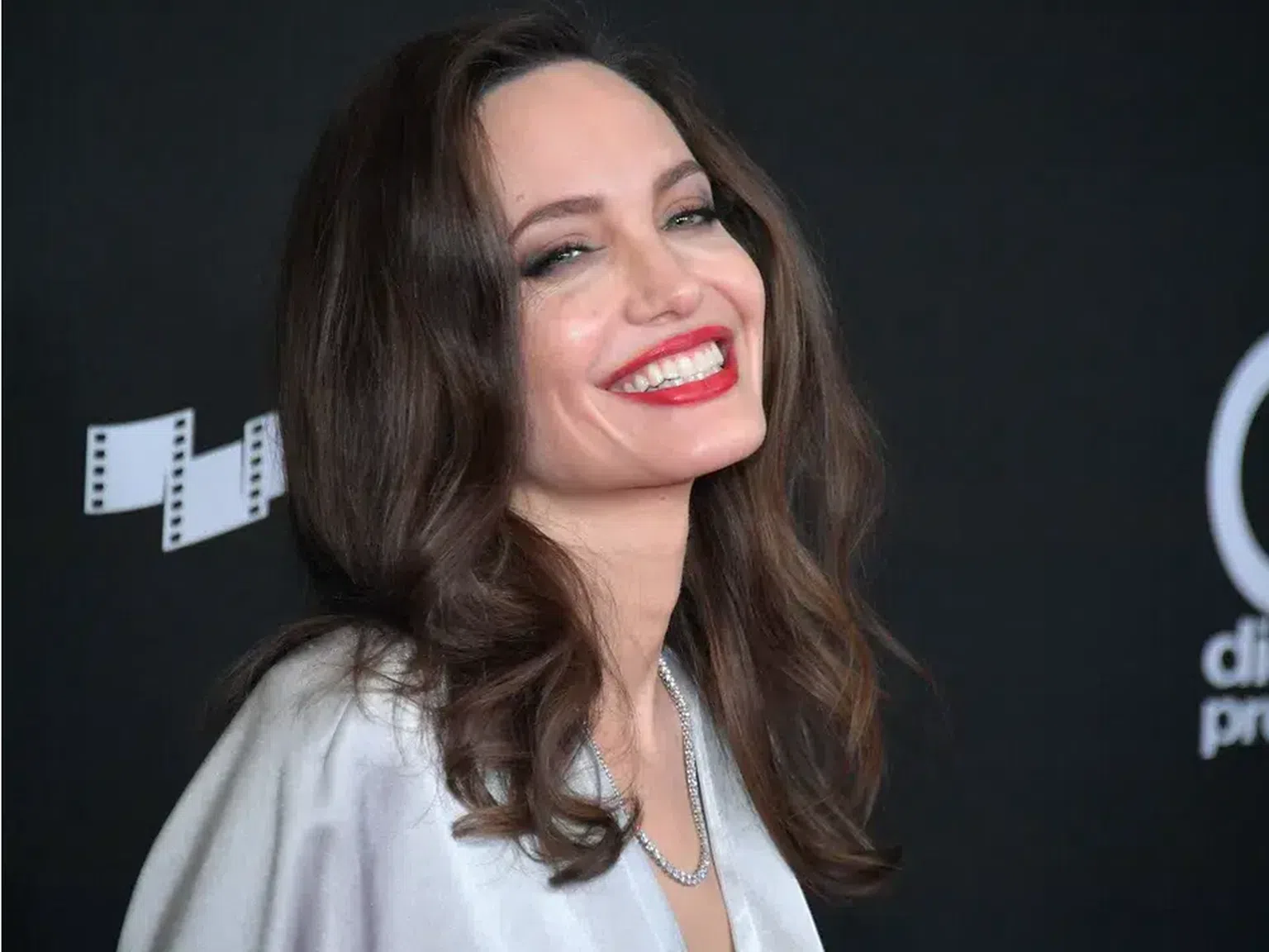 Сериозно: Лелята на Анджелина Джоли живее в столичния квартал "Люлин"?