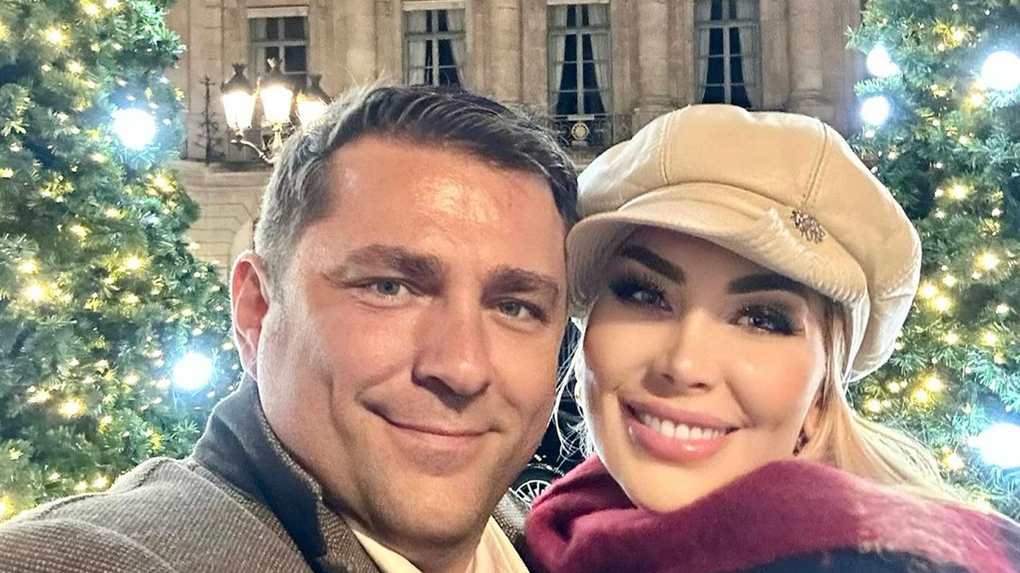 Антония Батинкова на разходка в Париж с уникална чанта за почти 10 бона (снимки)