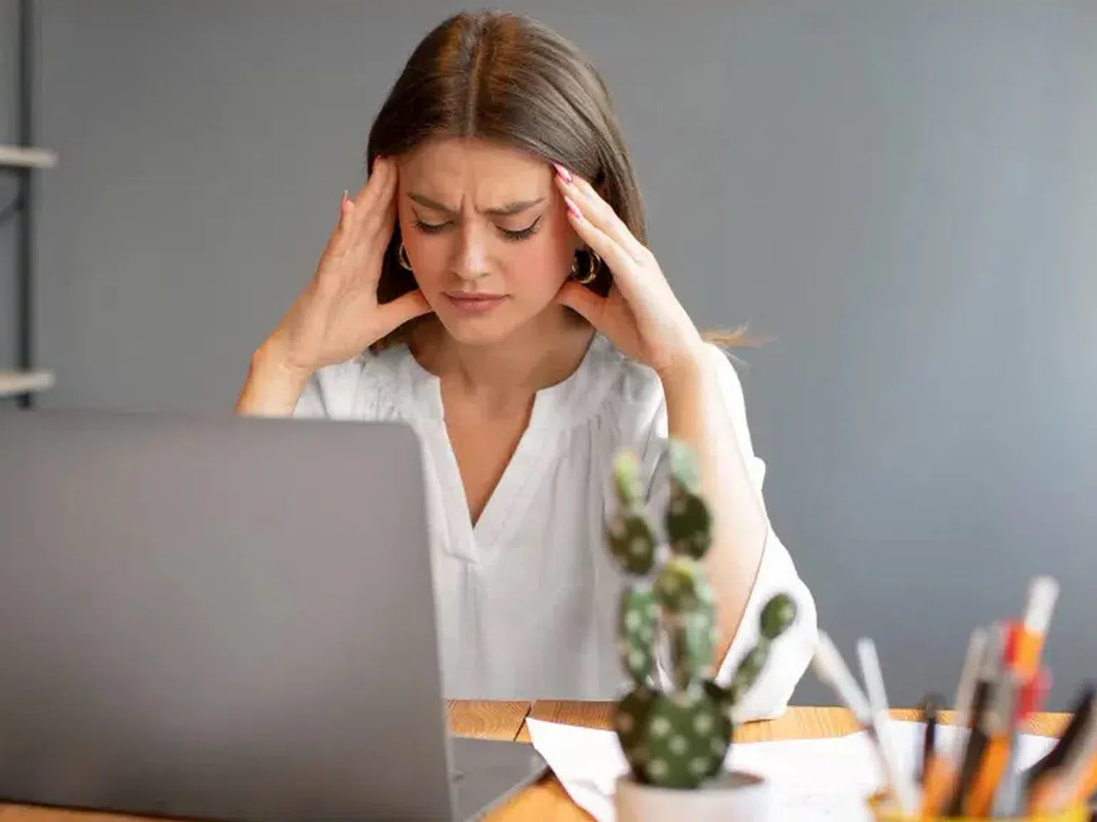 Главоболие зад бюрото: Защо ви боли глава, докато работите, и как да се справите