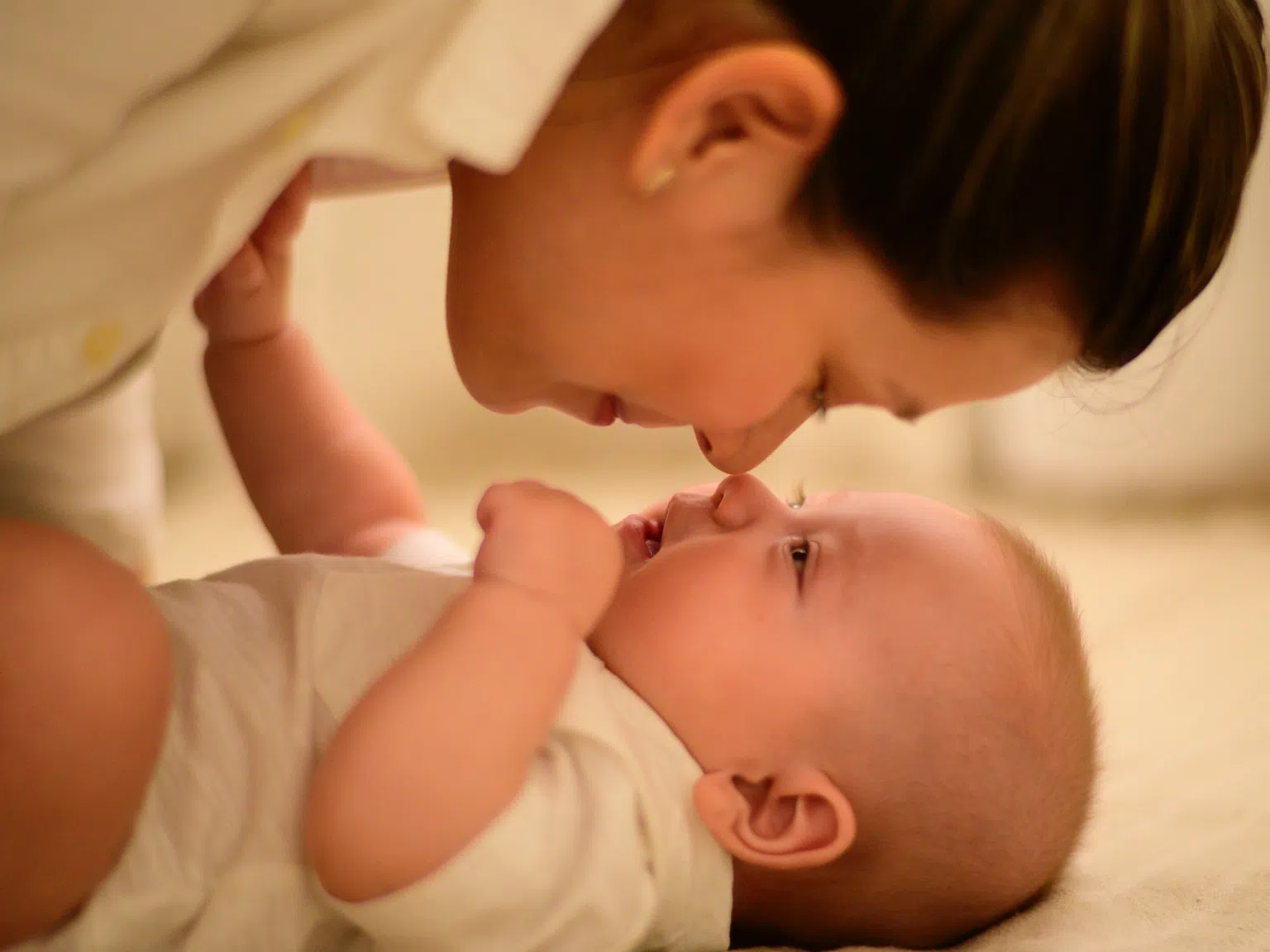 Какво иска да ни каже бебето чрез езика на тялото си?