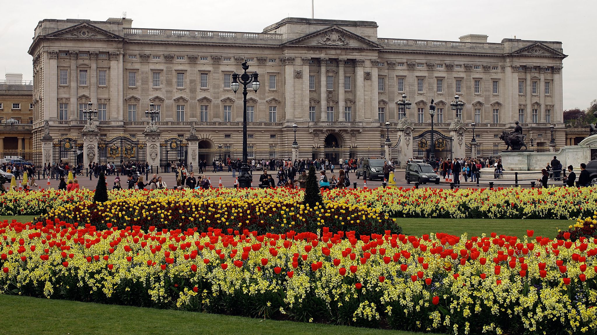 Защо кралските особи не обичат Бъкингамския дворец... и какво всъщност е да живееш там